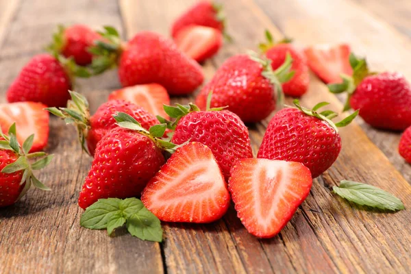 Fragola Menta Fondo Legno — Foto Stock