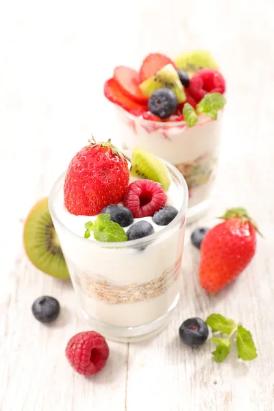 Joghurt Mit Müsli Und Früchten — Stockfoto