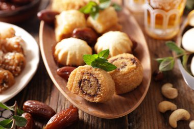 Arap pastası ve nane çayı karışımı.