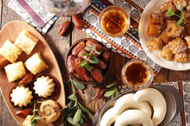 Arap pastası ve nane çayı karışımı.