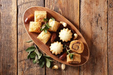 Ahşap arka planda Arap baklavası çeşitleri