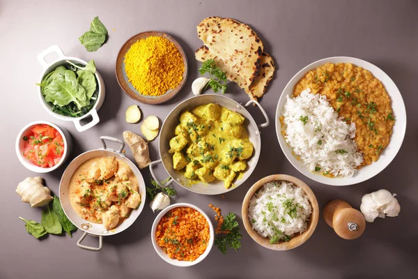 Blandade Med Indianmat Kyckling Tikka Masala Curry Lins Dal Naan — Stockfoto