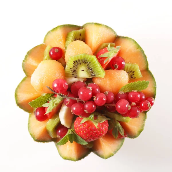 Ovocný Salát Melounové Míse Bobulovým Ovocem Kiwi Banánem — Stock fotografie