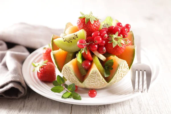 Fruitsalade Meloenschaal Met Bessenfruit Kiwi Banaan — Stockfoto