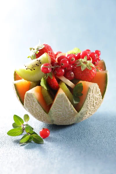 Macedonia Frutta Melone Con Frutti Bosco Kiwi Banana — Foto Stock