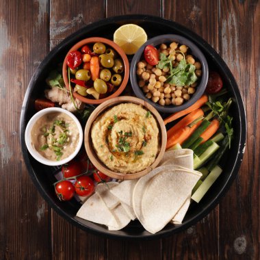 Bir tabak humus, zeytin, ekmek.