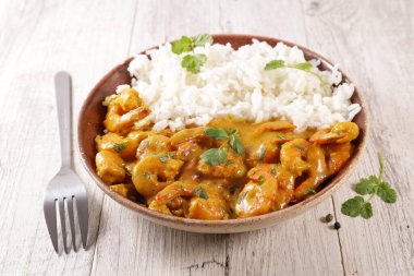 Hindistan cevizi sütü ve baharatla pişirilmiş pirinç ve karides.