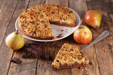 Ahşap arka planda ev yapımı elma parçacıkları