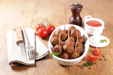 Izgara köfte ve domates sosu.