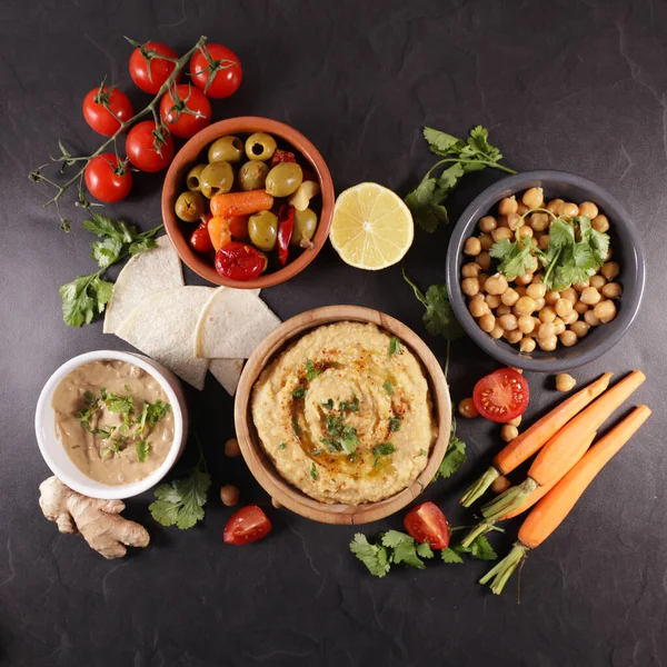 フムスとオリーブと野菜のソース — ストック写真