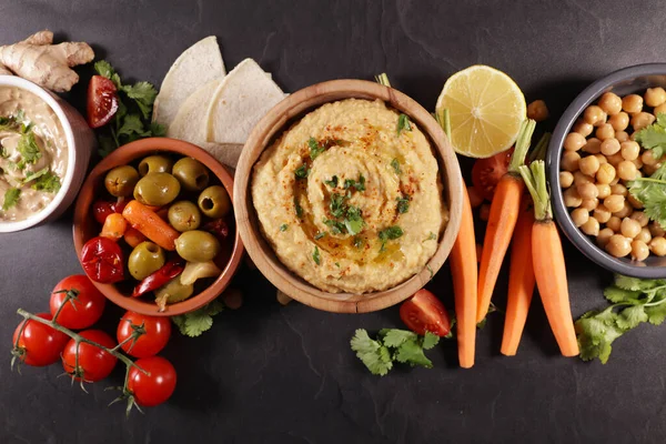 Hummus Olíva Szósz Zöldséggel — Stock Fotó