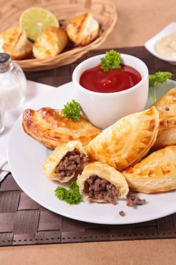 İnce doğranmış et ve domates sosu.