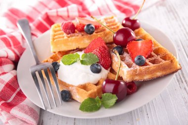 Vanilyalı dondurma ve meyveli waflle