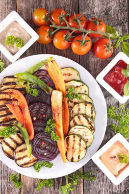 Soslu sebze barbeküsü.