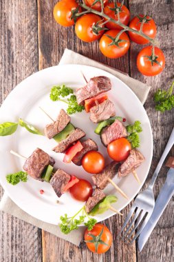 Domatesli biftek, dolma biber ve fesleğen.