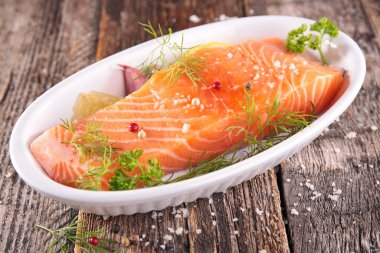 Baharatlı ve otlu somon filetosu.