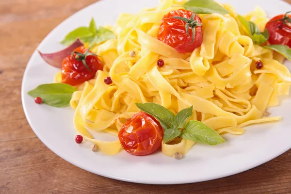 Tagliatelle Rajčaty Bazalkou Talíři — Stock fotografie