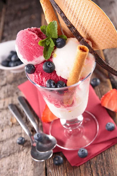 蓝莓冰淇淋和草莓加饼干 — 图库照片