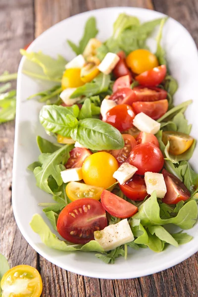 Salada Tomate Com Queijo Alface Manjericão — Fotografia de Stock