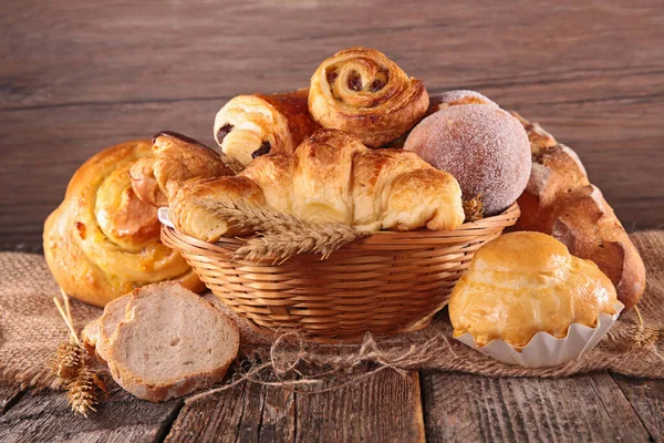 Sortido Pastelaria Croissant Sobre Fundo Madeira — Fotografia de Stock