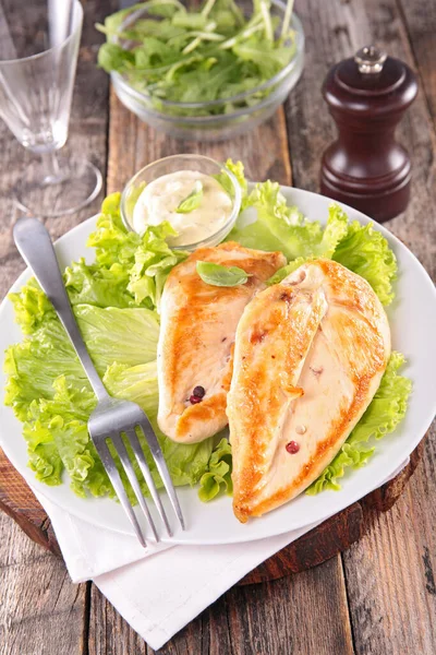 Gegrillte Hähnchenbrust Salat Und Soßen Dip — Stockfoto