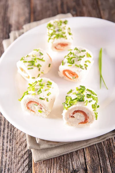 Aperitivo Comida Buffet Pão Enrolado Com Creme Salmão Defumado — Fotografia de Stock