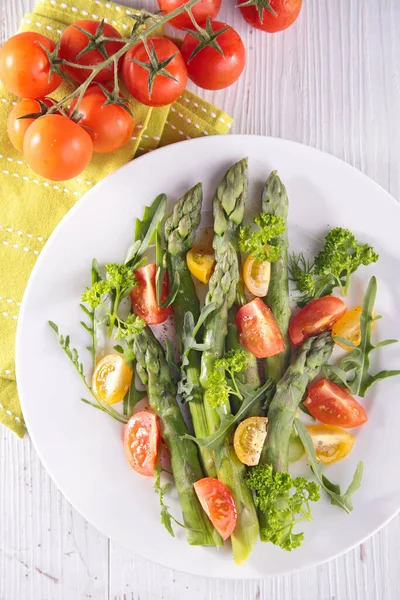Szparagi Pomidorami Wiśniowymi Talerzu — Zdjęcie stockowe