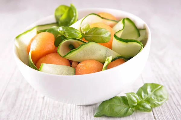 Tigela Salada Melão Com Pepino Manjericão — Fotografia de Stock