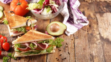 Jambonlu sandviç, domates, marul ve salatalık.