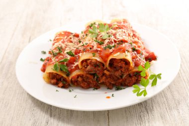 Kıyma, domates sosu ve peynirli canelloni.
