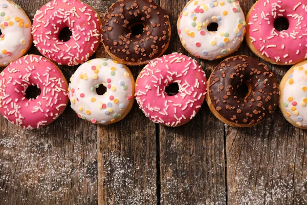 Ahşap Arka Planda Çeşitli Donut Çeşitleri — Stok fotoğraf