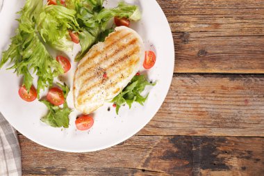 Kızarmış tavuk fileto ve marul.