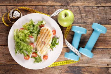 Kızarmış tavuk filetosu ve marul diyeti.