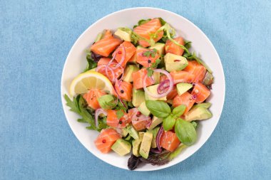 Avokado, soğan ve marullu somon.