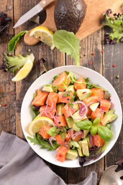 Avokado, soğan ve marullu somon.