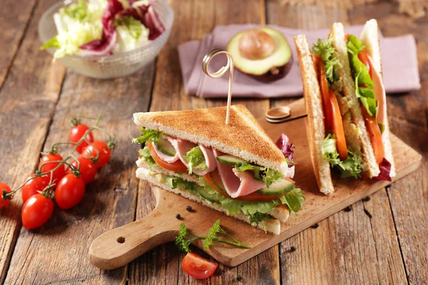 Sanduíche Clube Tostado Com Presunto Tomate Alface Pepino — Fotografia de Stock