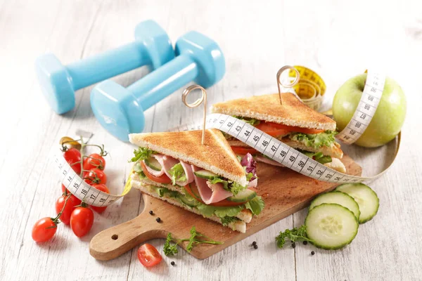 Klub Sandwich Dumbbell Dan Meter Tape Konsep Makanan Diet — Stok Foto