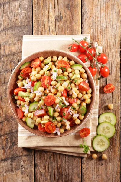 トマトとアボカドのひよこ豆のサラダ — ストック写真