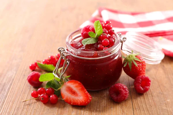 Beerenfruchtmarmelade Glas Und Frische Früchte — Stockfoto