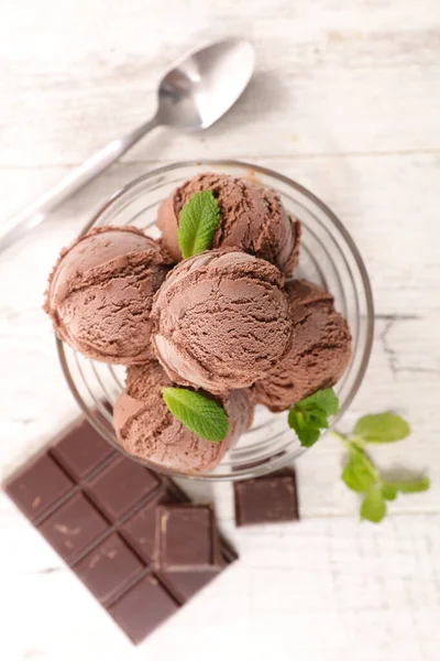 Cuillère Crème Glacée Chocolat Dans Bol — Photo