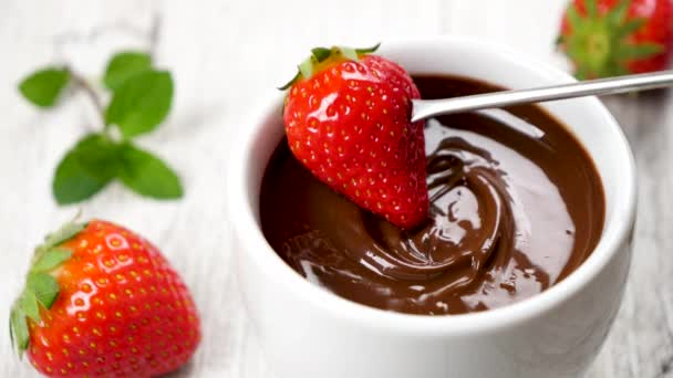 Fondue Chocolate Con Fresa — Vídeo de stock