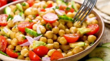 Domates ve avokadoyla nohut salatası.