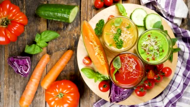 Gemüsesmoothie Oder Gazpacho Mit Tomate Basilikum Gurke Und Melone — Stockvideo