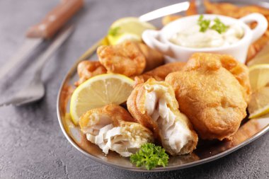 Soslu balık ve patates kızartması