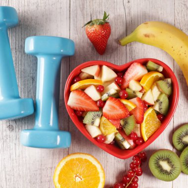 Taze meyve ve dambıllı diyet gıda konsepti