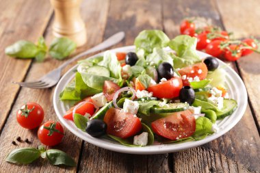 Peynirli sebze salatası, soğanlı domates ve zeytin.