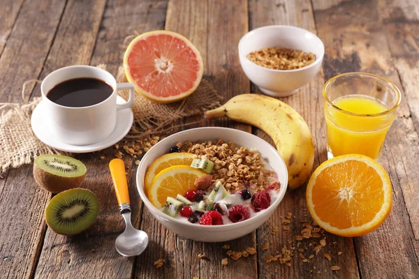 Kahvaltıda Mısır Gevreği Meyve Portakal Suyu Kahve Fincanı — Stok fotoğraf
