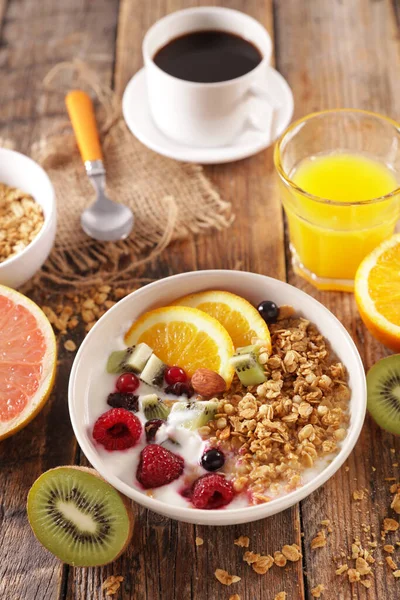 Frühstück Mit Müsli Obst Orangensaft Und Kaffeetasse — Stockfoto