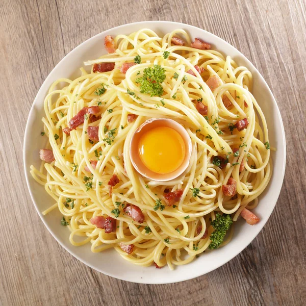 Spaghetti Med Æggeblomme Bacon Fløde - Stock-foto