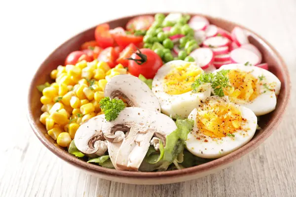 Buda Tigela Salada Vegetal Com Milho Tomate Rabanete Ovo — Fotografia de Stock